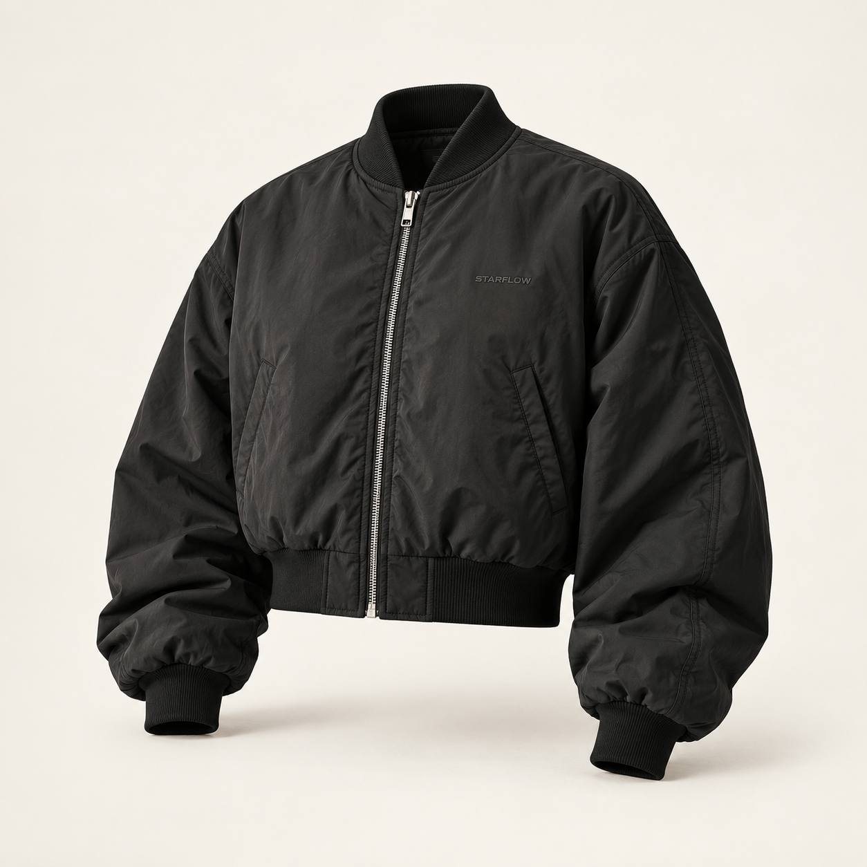 Strata Bomber – zkrácená černá letecká bunda z nylonu, zepředu